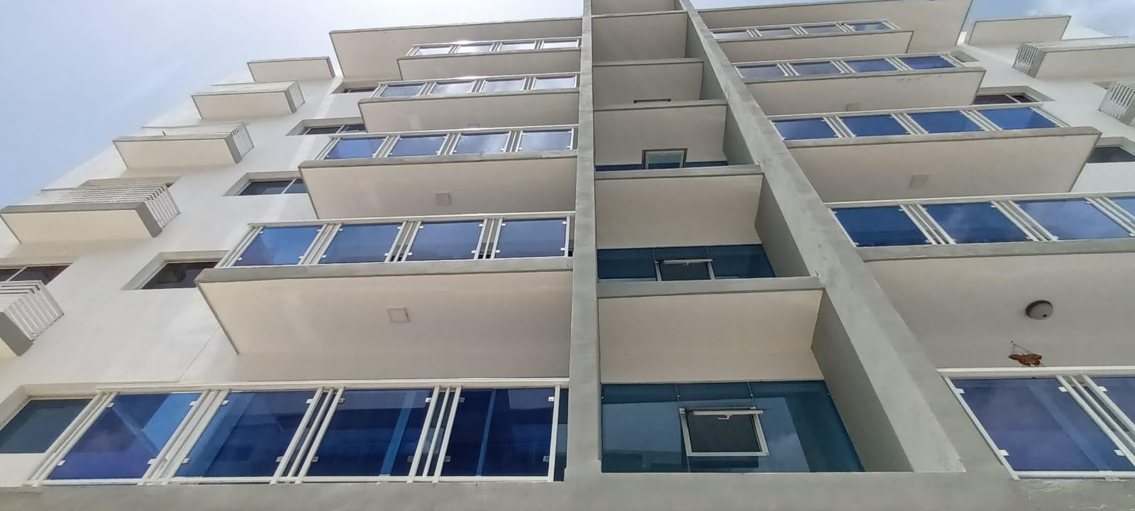 apartamentos - Se alquila céntrico, seguro e iluminado apartamento en la mejor zona de Santiago