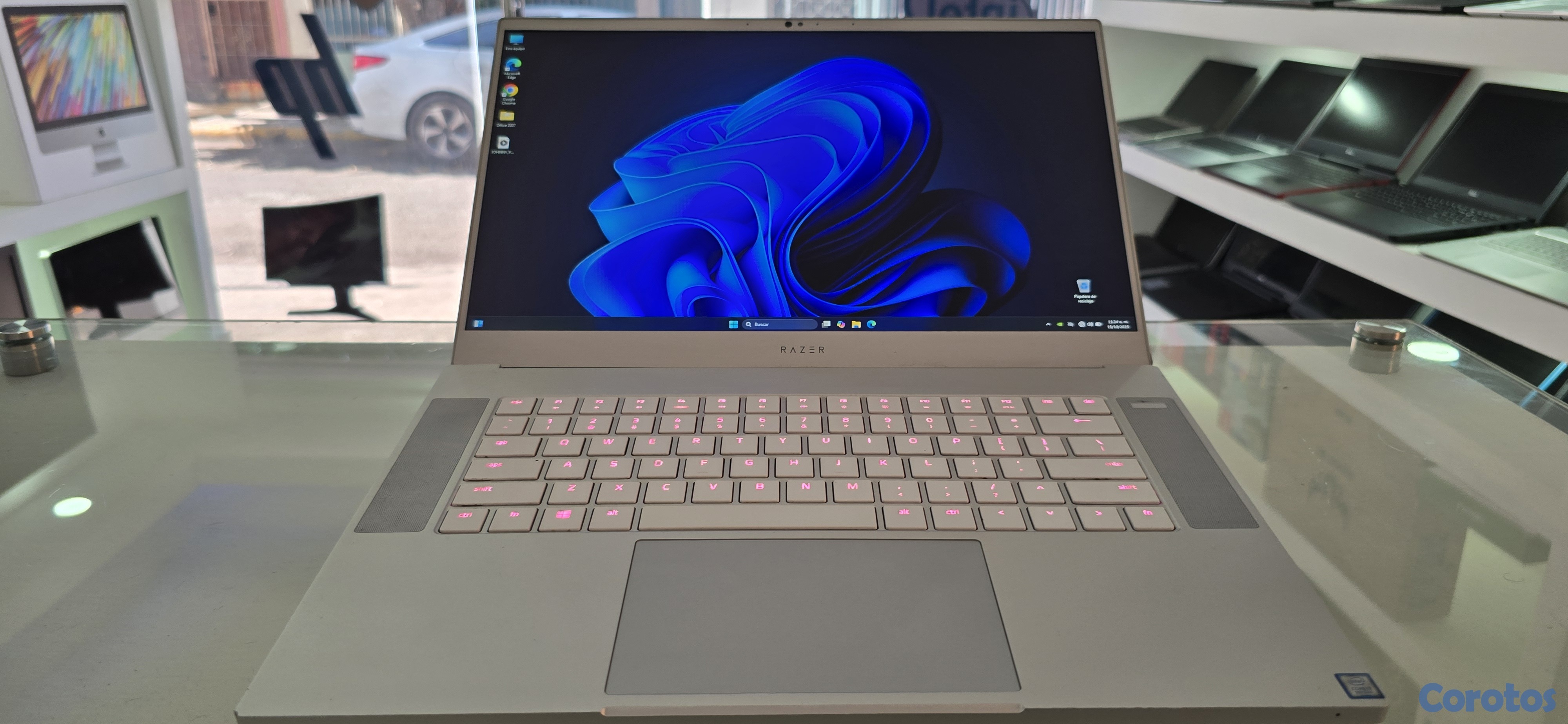 computadoras y laptops - Razer blade Blanca 15 Pulg Core i7 Ram 24gb Disco 512gb SSD Nvidea Rtx 2060 6gb  1