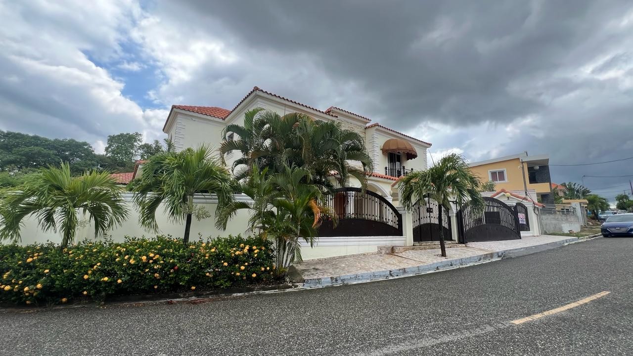 casas - Hermosa  casa de 2 niveles en venta en Colinas del Oeste