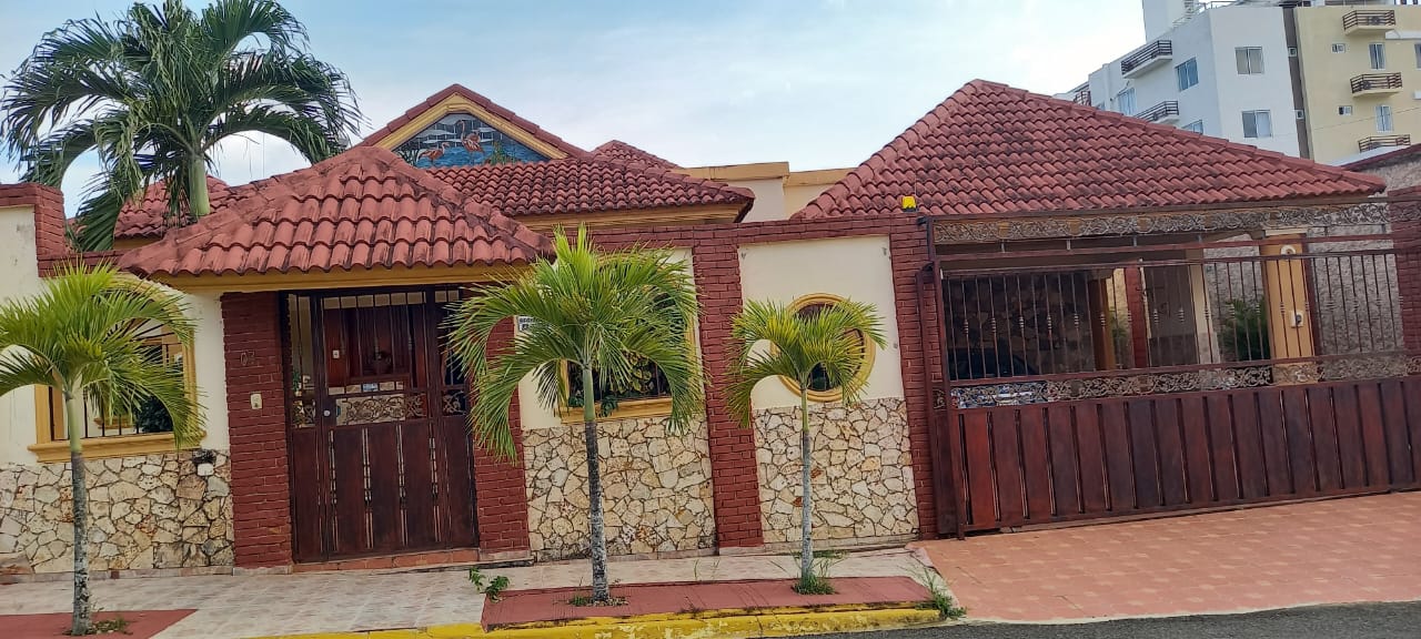 casas - Amplia Vivienda ubicada en Urb. Thomen 