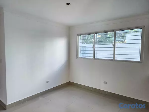 apartamentos - Apartamento en 1er nivel de 3 hab. Con balcón, 2 parqueos y área de servicio 10