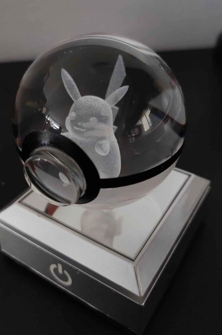 decoración y accesorios - Lámpara Bola de cristal Pikachu 3D con base LED colorida. 3