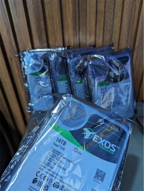 computadoras y laptops - Seagate ST14000NM001G  Exos X16 14tb Hard drive 3.5" Enterprise HDD sata drive 3