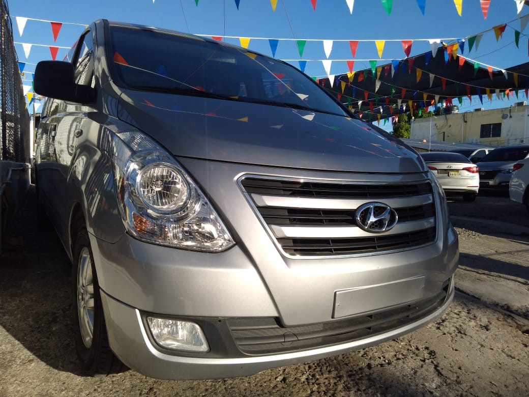 jeepetas y camionetas - HYUNDAI GRAND STAREX 2018 GRISDESDE: RD$1,300.100 1