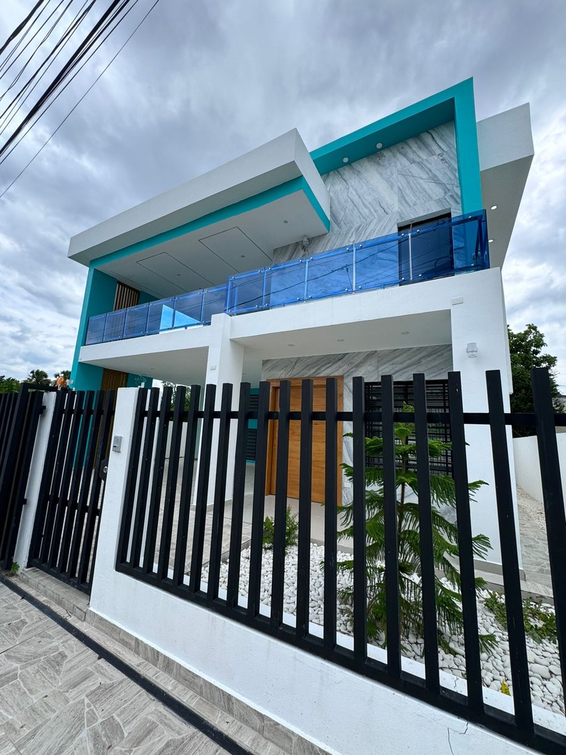 casas - HERMOSA Y AMPLIA CASA EN VENTA - AV. 27 FEB, SANTIAGO DE LOS CABALLEROS. 0