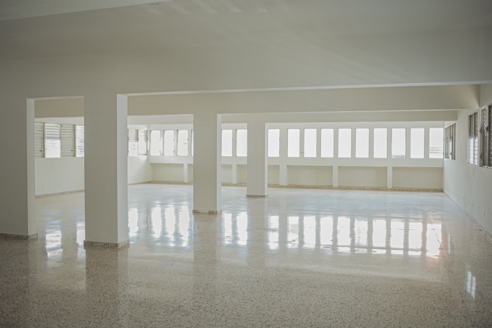 oficinas y locales comerciales - Alquilo Local 2do piso 250 mts en la 27 febrero Ens. Quisqueya 
