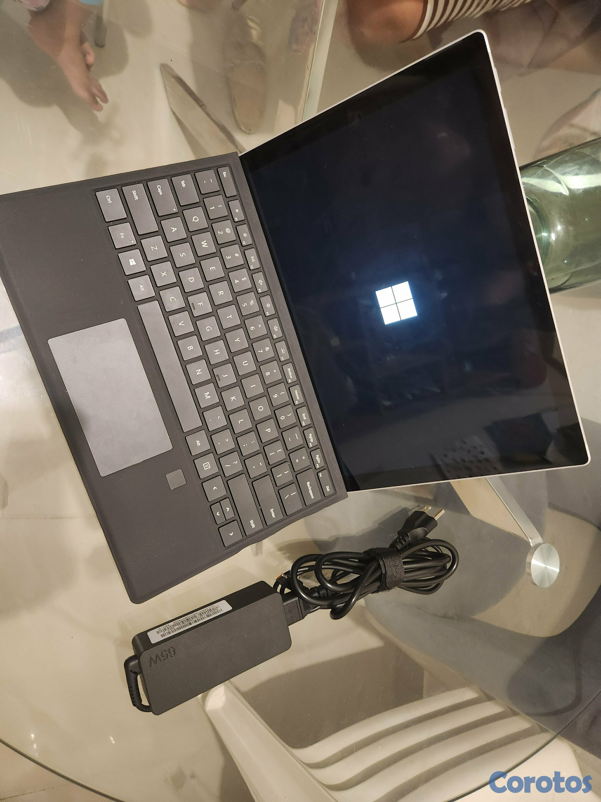computadoras y laptops - Surface Pro 7 i5, 256gb, 8gb Ram teclado con lector de huellas y cargador 1