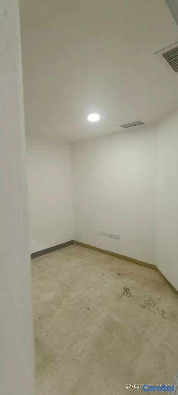 oficinas y locales comerciales - Local amplio ideal bar, estética centro llamadas, puedes quitar las divisiones  4