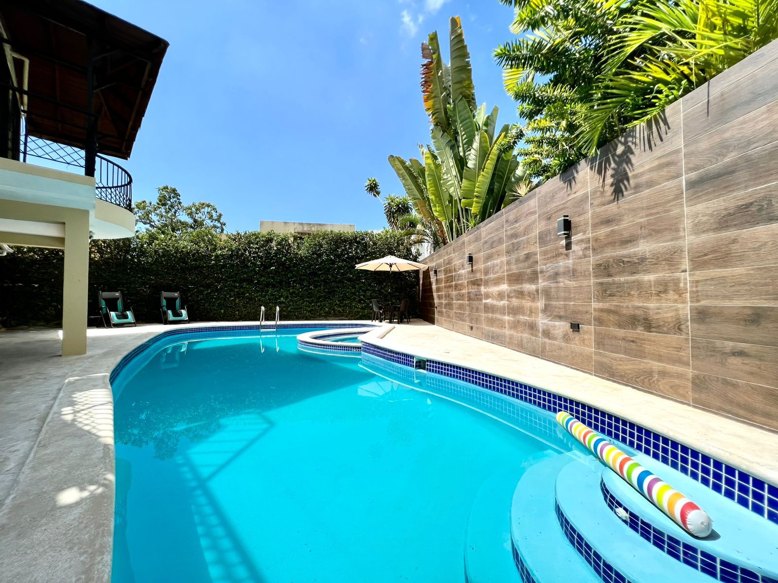 casas - Alquilo Casa 2 niveles con Piscina en Urb. Fernand