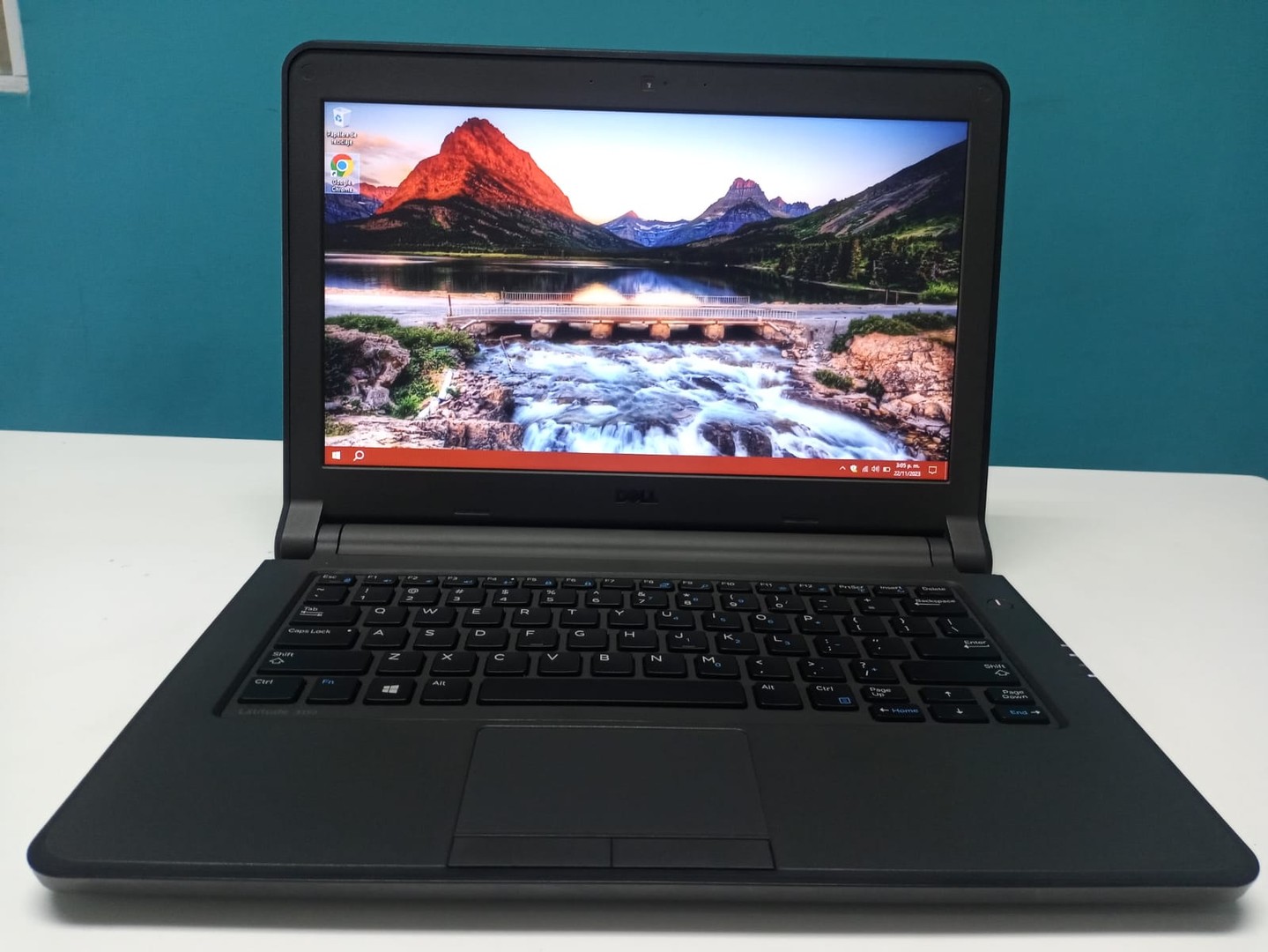 computadoras y laptops - Laptop, Dell Latitude 3350 / 5th Gen, Intel Core i3 / 8GB DDR3 / 128GB SSD

