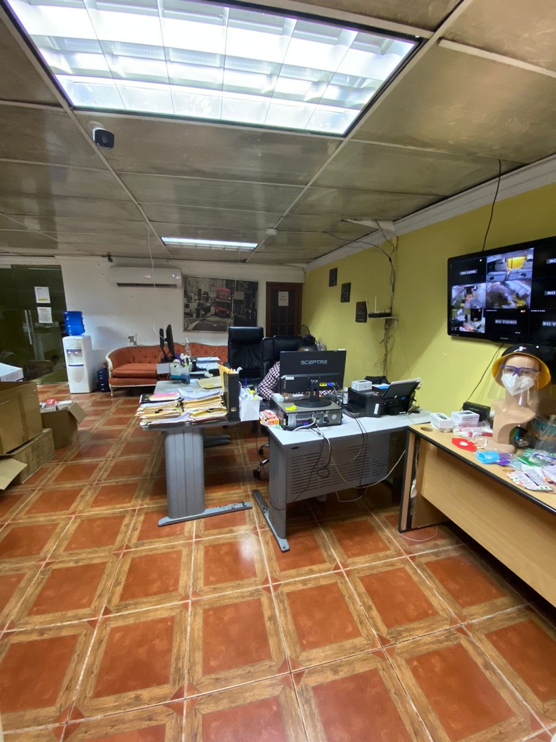 oficinas y locales comerciales - Venta de Almacén con oficinas en San Carlos 3