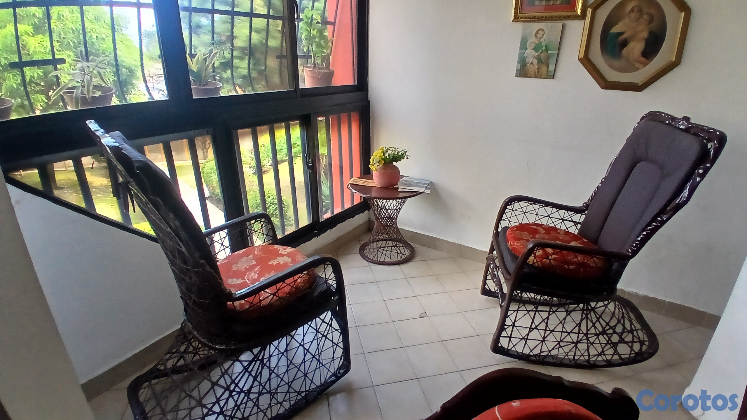 muebles y colchones - Dos Mecedoras con su mesita estan 10 de 10  3