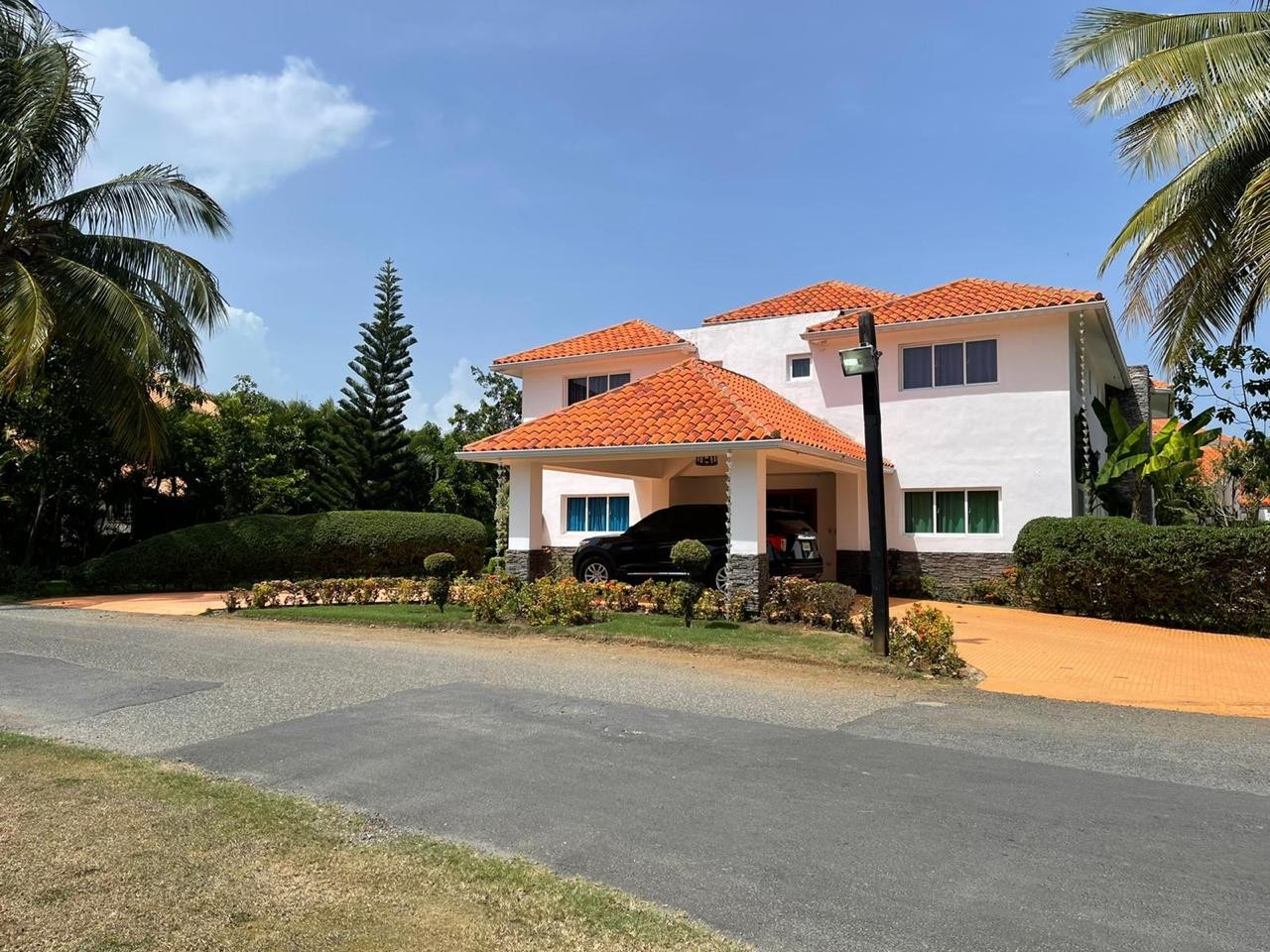 casas vacacionales y villas - Vendo Hermosa, Amplia Y Cómoda Villa En Juan Dolio