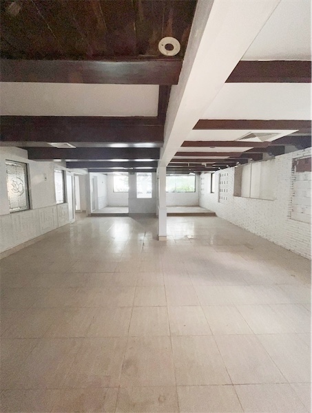oficinas y locales comerciales - Local con espacio abierto en zona de Naco 6