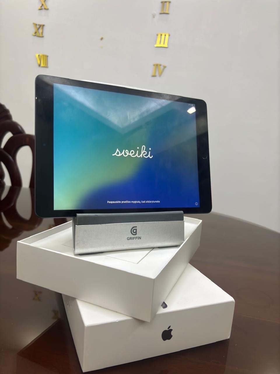 celulares y tabletas - iPad modelo MK2K3LL/A en color Space Gray. 2