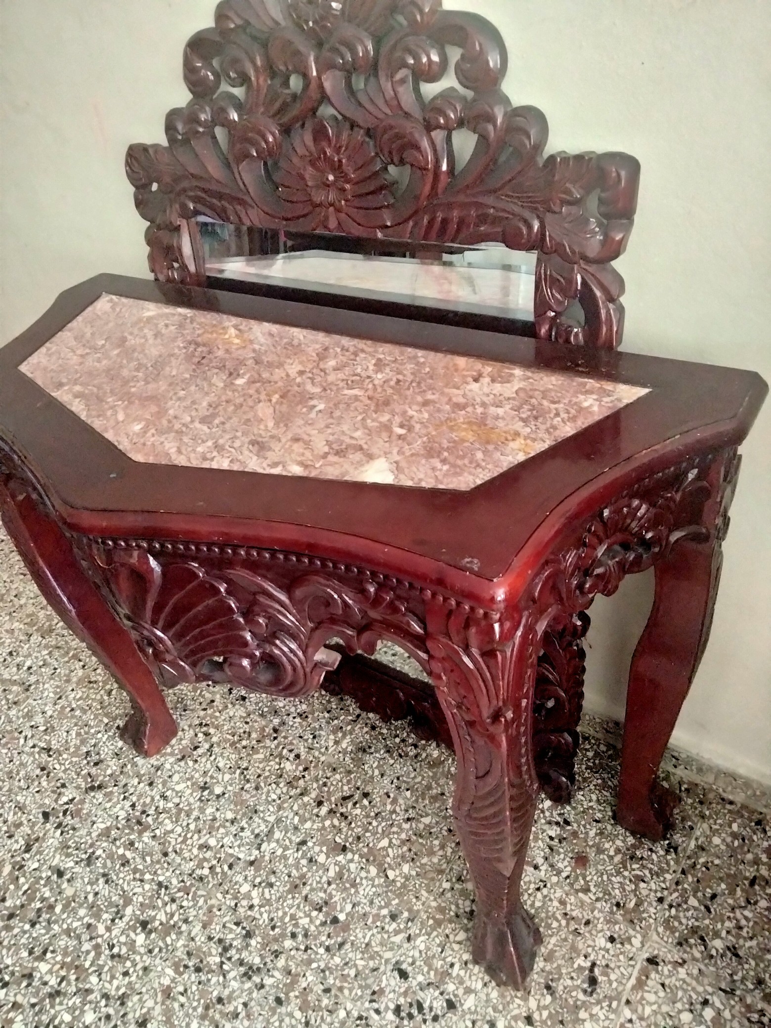 muebles y colchones - Se vende Repisa en caoba y mármol en 13,000$RD. 1
