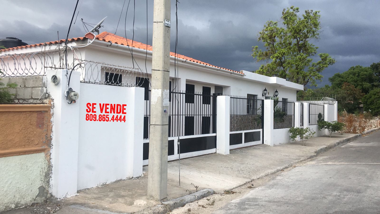 casas - Vendo Casa en Azua, detrás del Club Los Comerciantes, Carr. Monte Rio, RD$9.5 M.