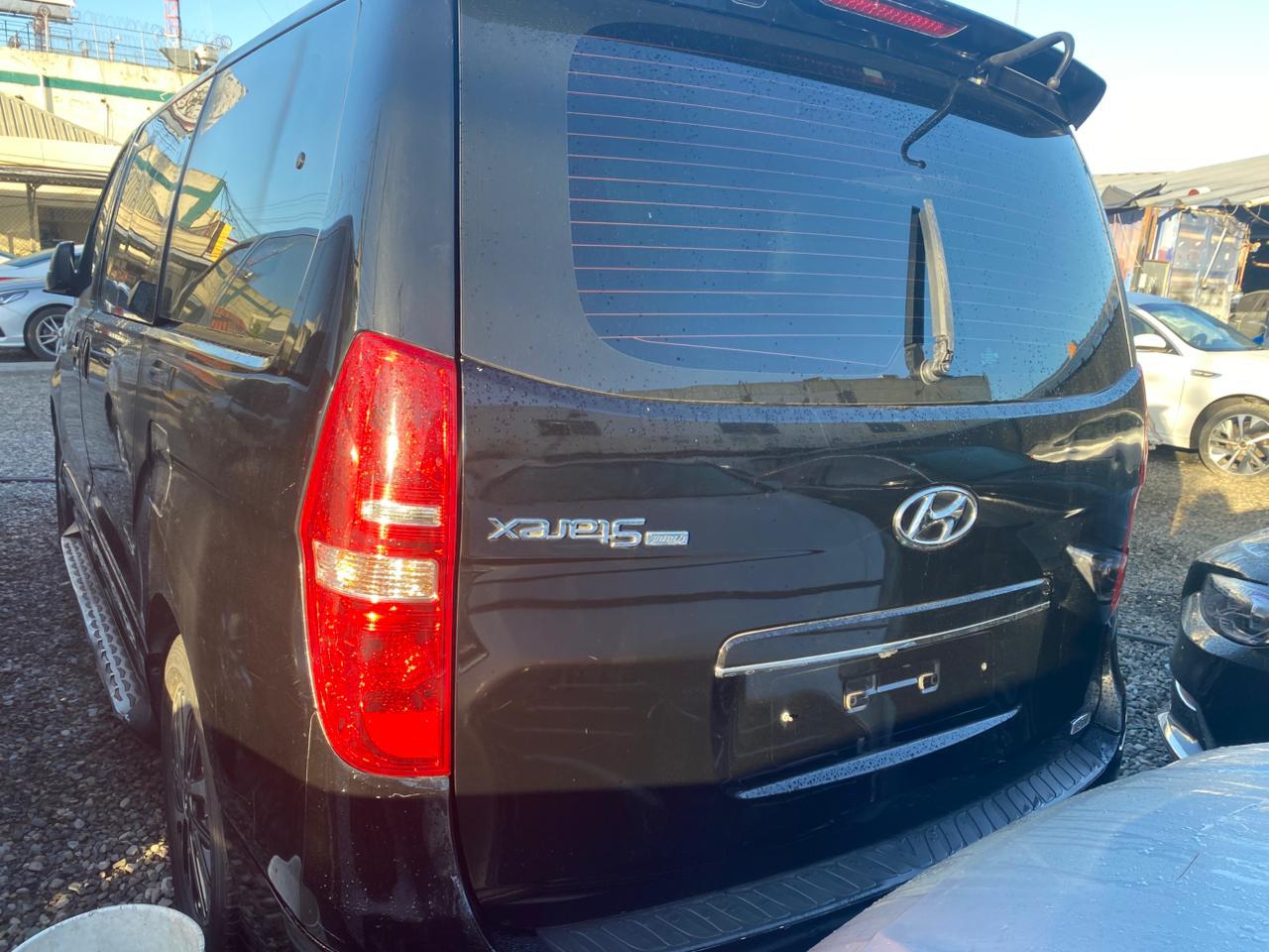jeepetas y camionetas - HYUNDAI GRAND STAREX 2020 NEGRA DESDE: RD$ 1,550,000.00 5