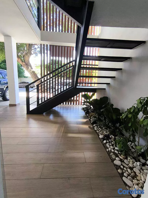 oficinas y locales comerciales - Local en primer piso en la Julia  3