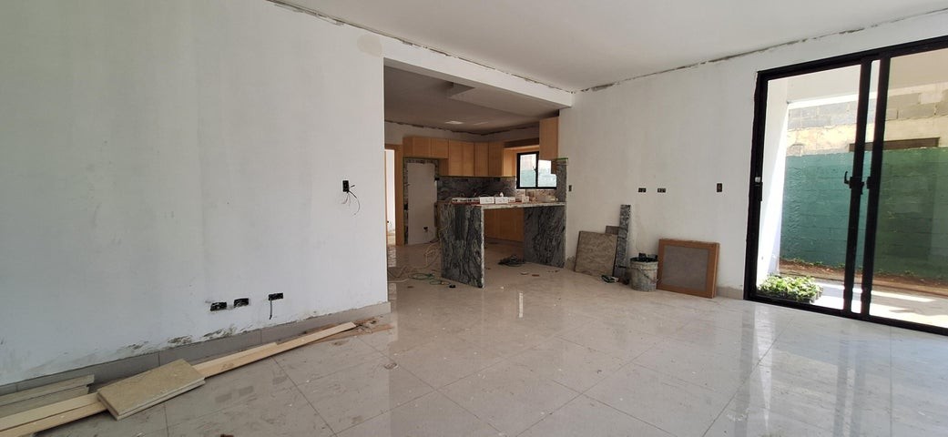 casas - Casa en venta Juan Dolio #24-1462 cuatro dormitorios, 4 parqueos, jacuzzi, estud