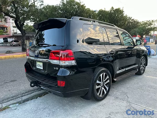 jeepetas y camionetas - Toyota Land Cruiser VX-R año 2017  5