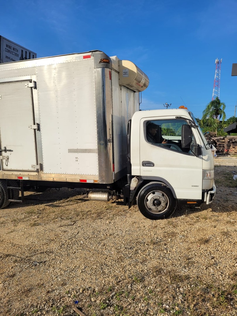 camiones y vehiculos pesados - Vendo traspaso de camion mitsubishi año 2014. $750,000 negociable. 6