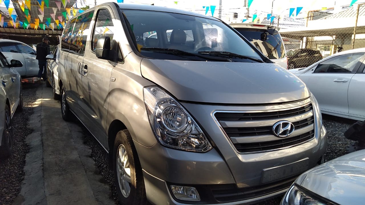jeepetas y camionetas - HYUNDAI STAREX 2017 GRISDESDE: RD$1,295,100.00