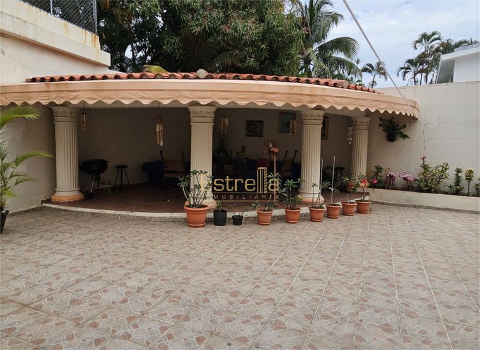 casas - Casa de 2 niveles en venta (483,84mts2 Solar) ubicada en el Sector La Castellana 7