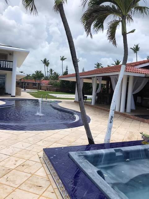 casas vacacionales y villas - Vendi hermosa villa en Bavaro punta cana 
5,700. Mt2. De solar 
 4