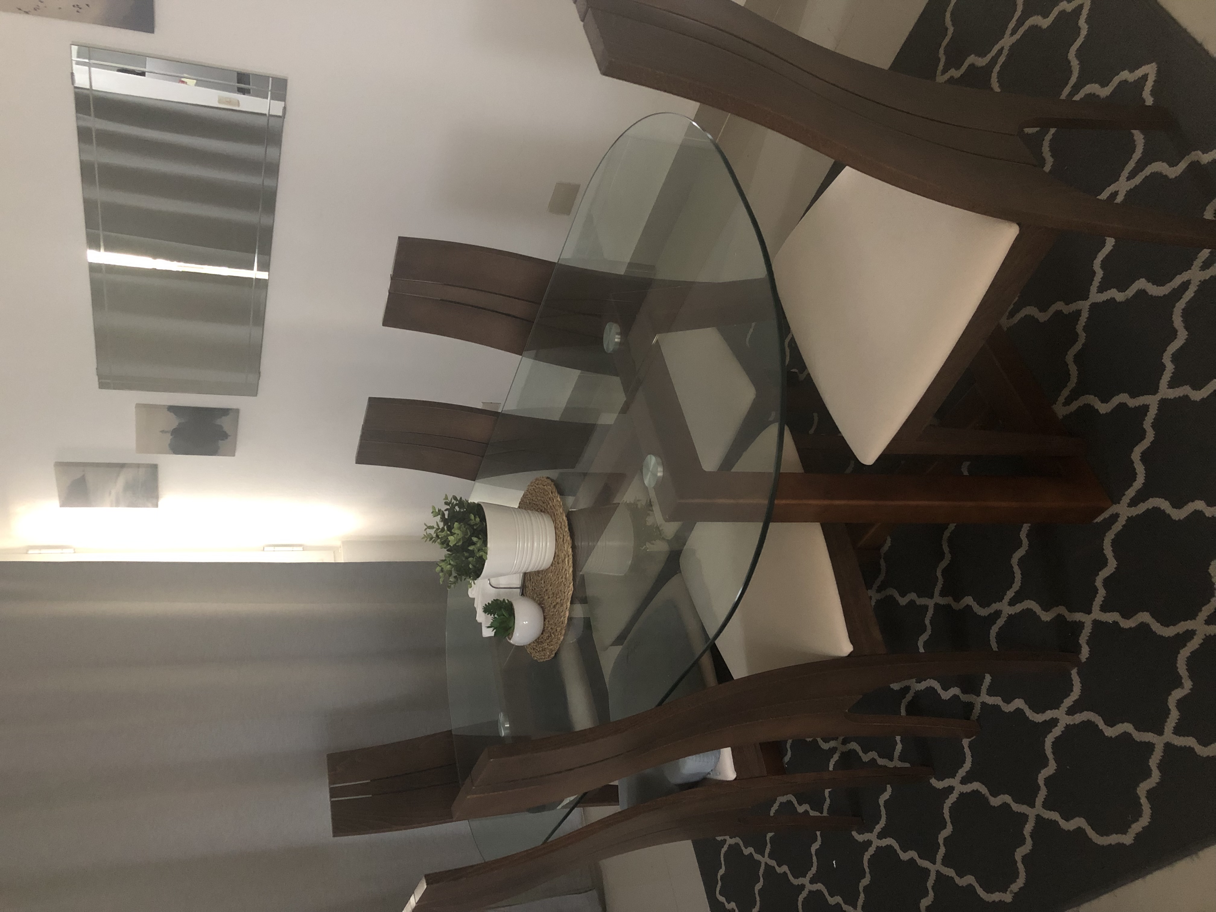 muebles y colchones - Comedor de seis sillas con recubriendo de madera y mesa de tope de cristal
