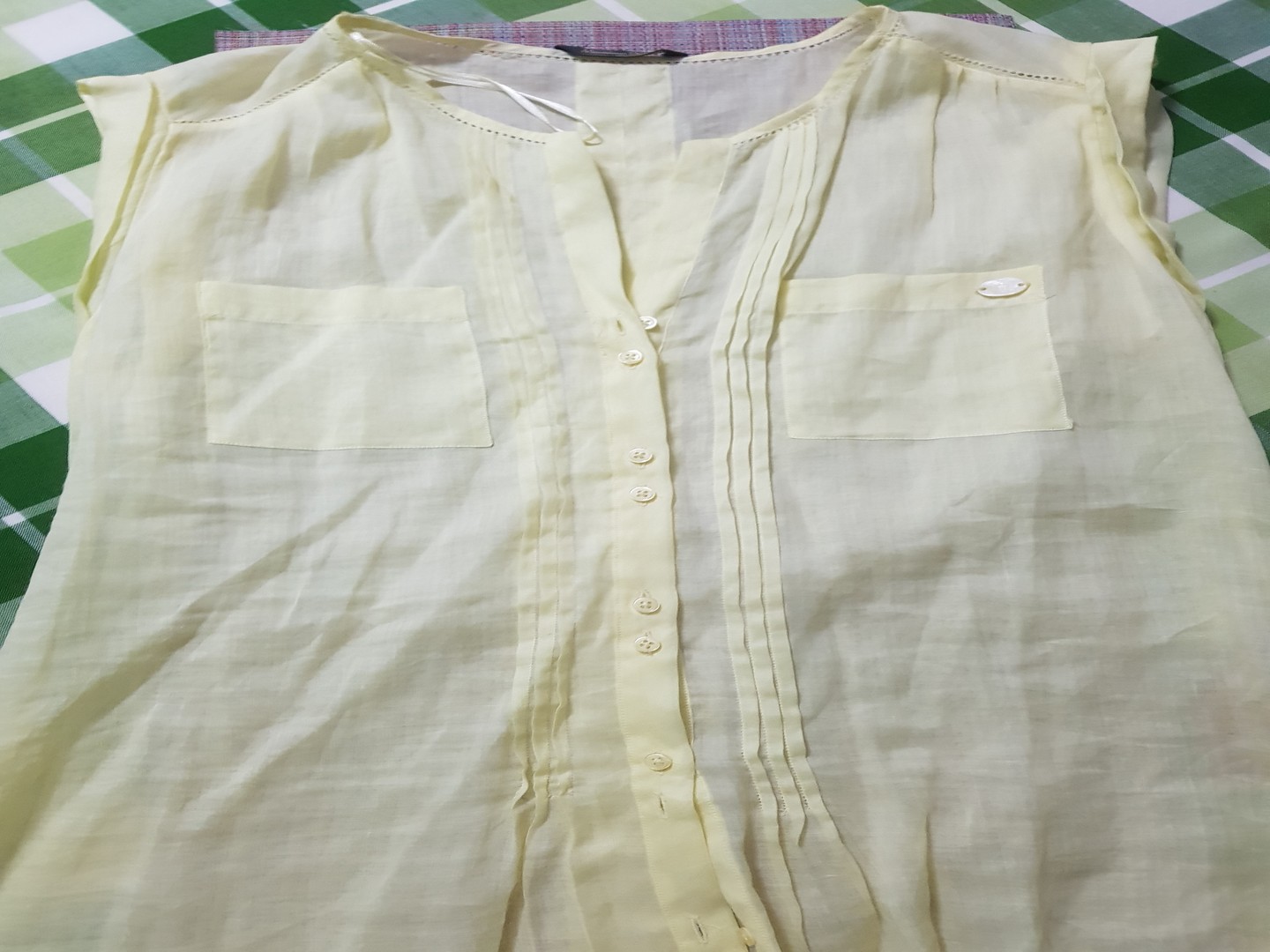 ropa para mujer - Delicada blusa sin mangas, color amarillo tierno, Massimo Dutti de España.