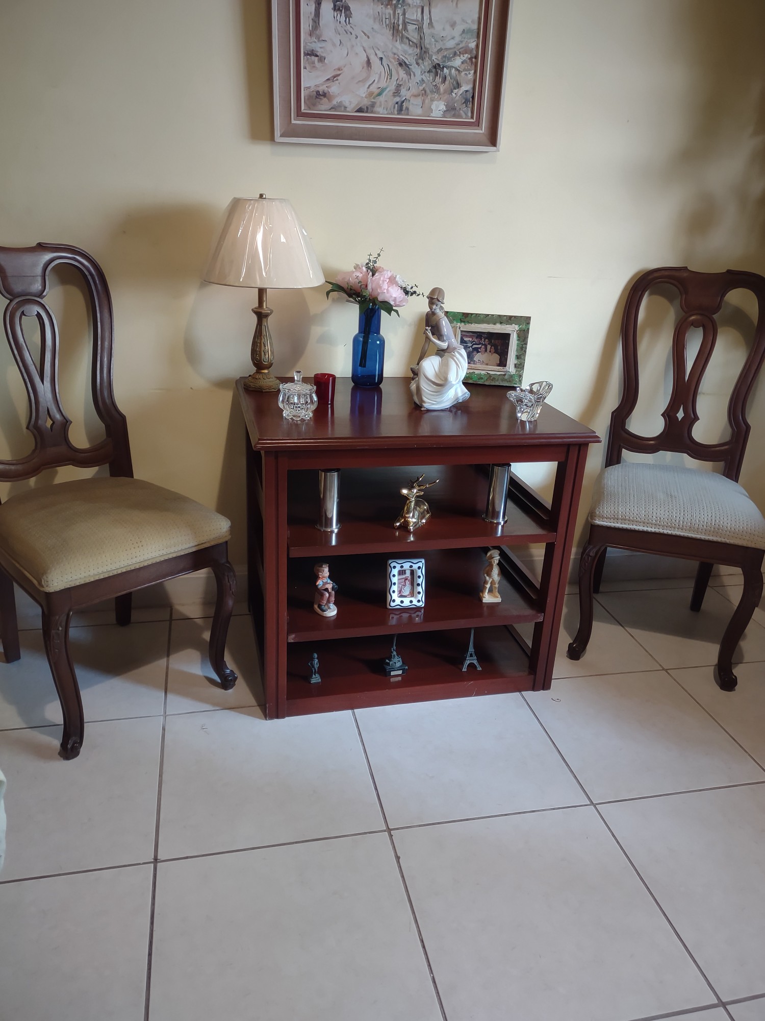 muebles y colchones - Vendo hermosa mesa en caoba centenaria con finos acabados y detalles para sala