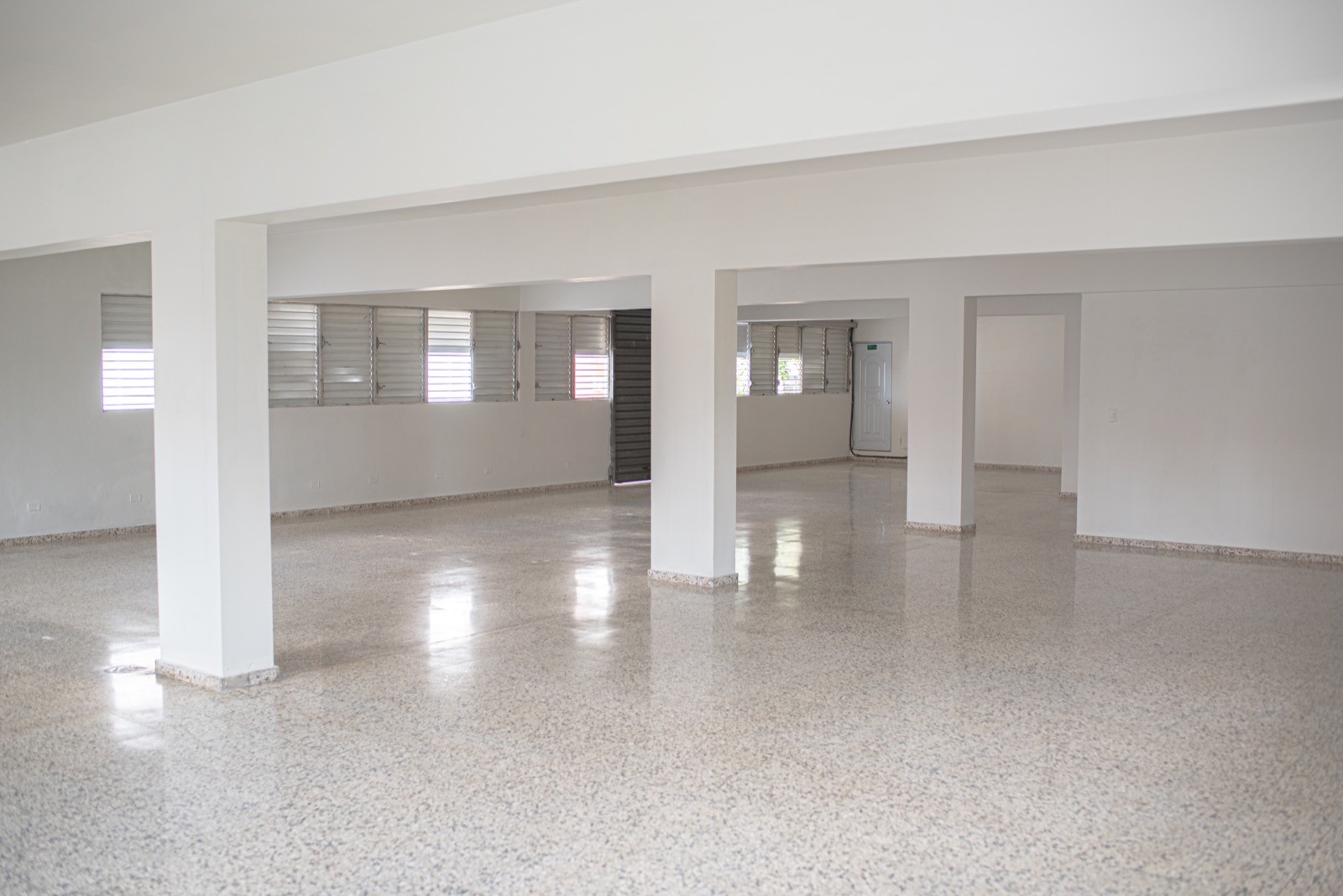 oficinas y locales comerciales - Alquilo Local 2do piso 250 mts en la 27 febrero Ens. Quisqueya 
 3