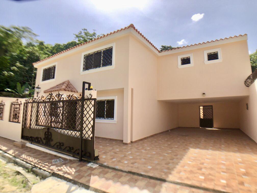casas - Excelente y Funcional casa en Venta en Altos de Arroyo Hondo III ID 2732