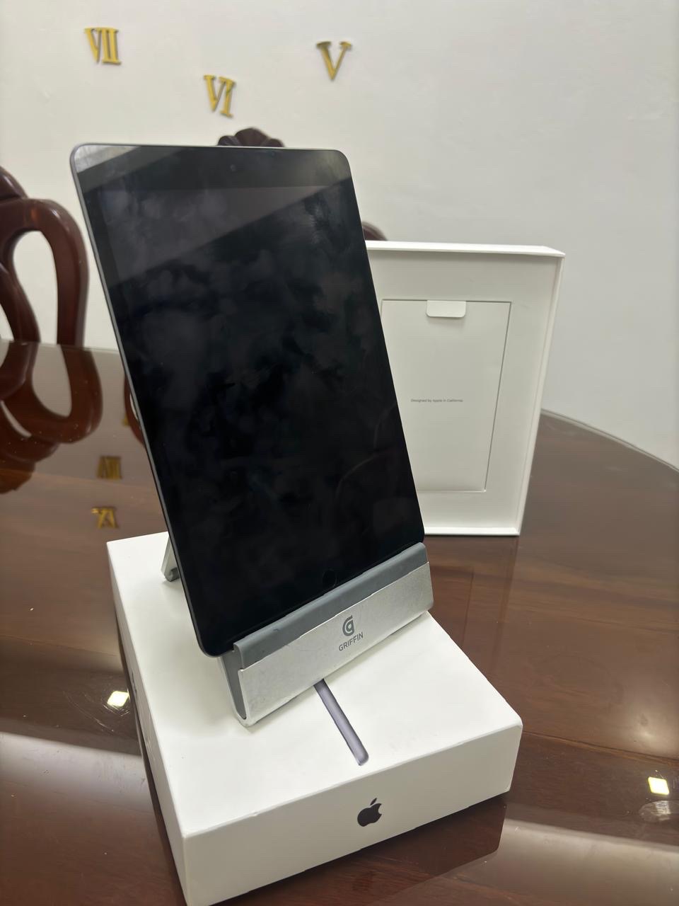 celulares y tabletas - iPad modelo MK2K3LL/A en color Space Gray. 4
