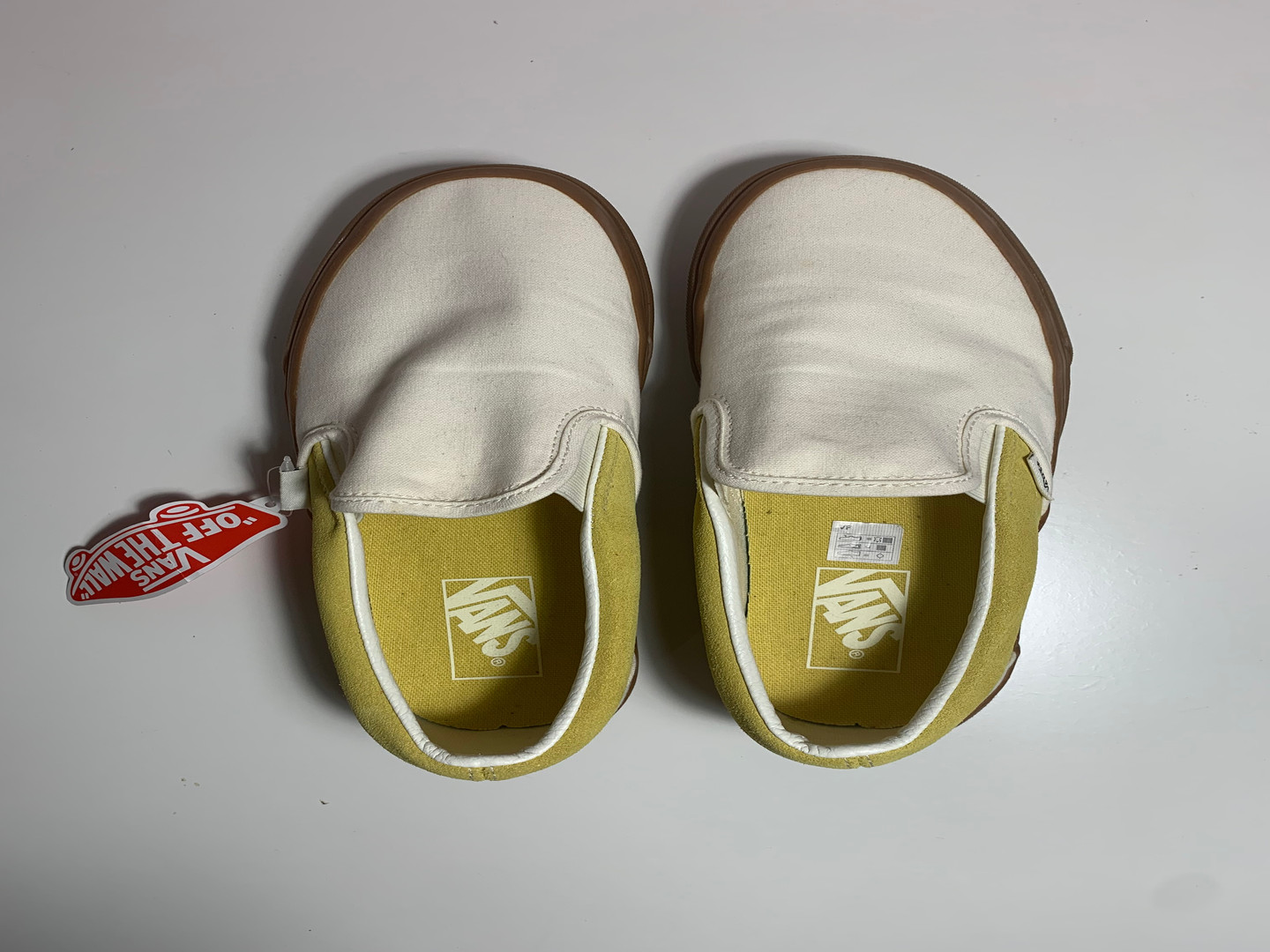 zapatos para hombre - Alpargatas Nuevas Vans Unisex Blancas con Amarillo Suela Marrón