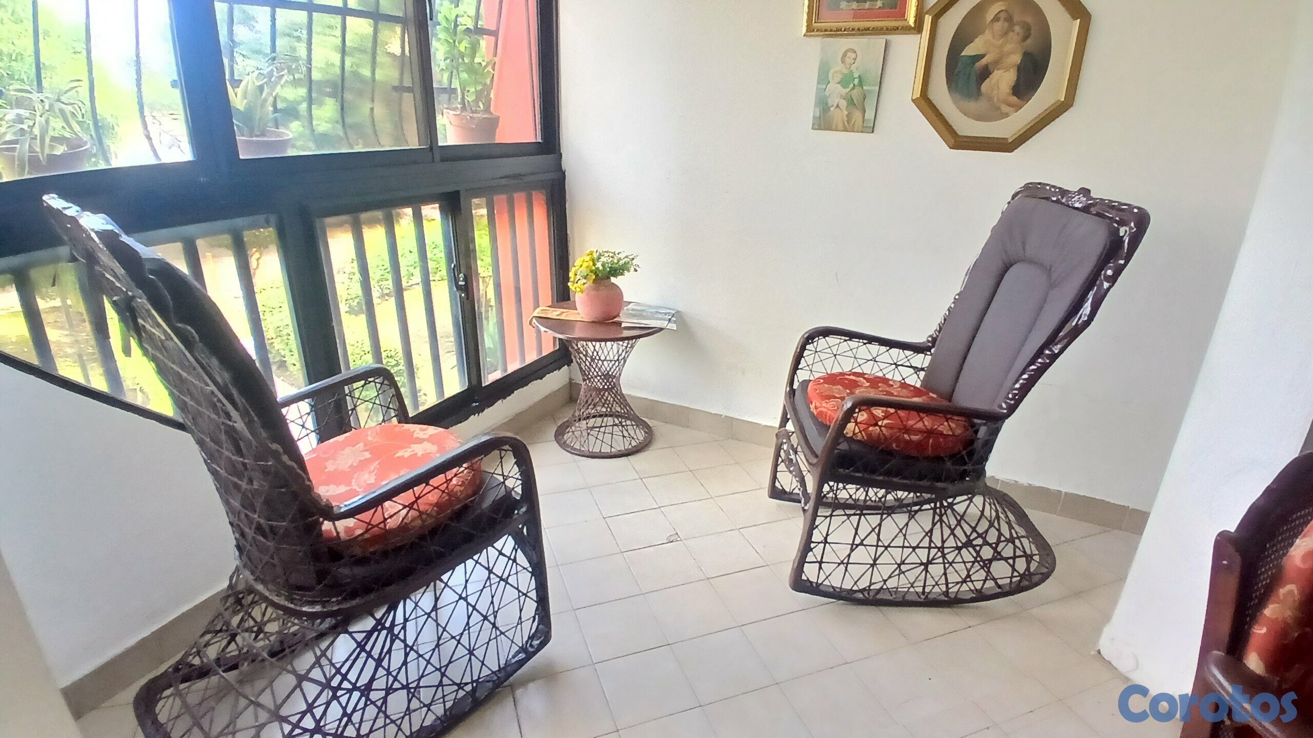 muebles y colchones - Dos Mecedoras con su mesita estan 10 de 10  2