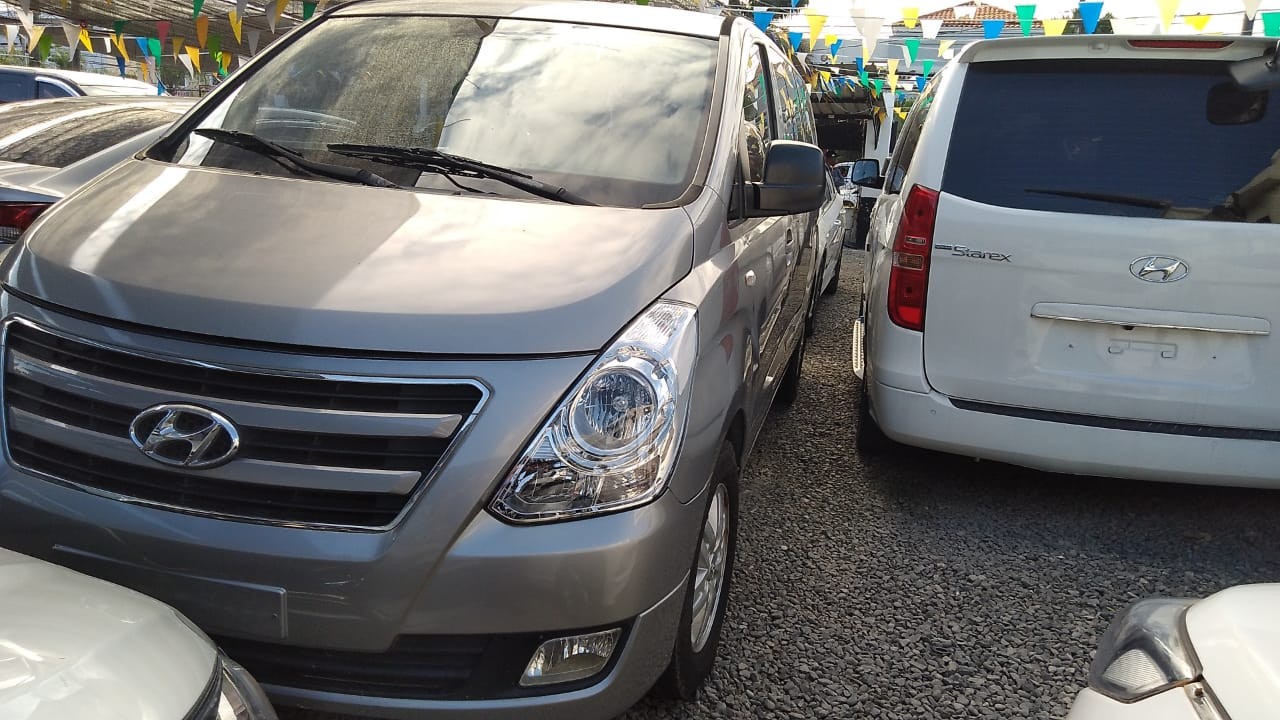 jeepetas y camionetas - HYUNDAI STAREX 2017 GRISDESDE: RD$1,295,100.00 1