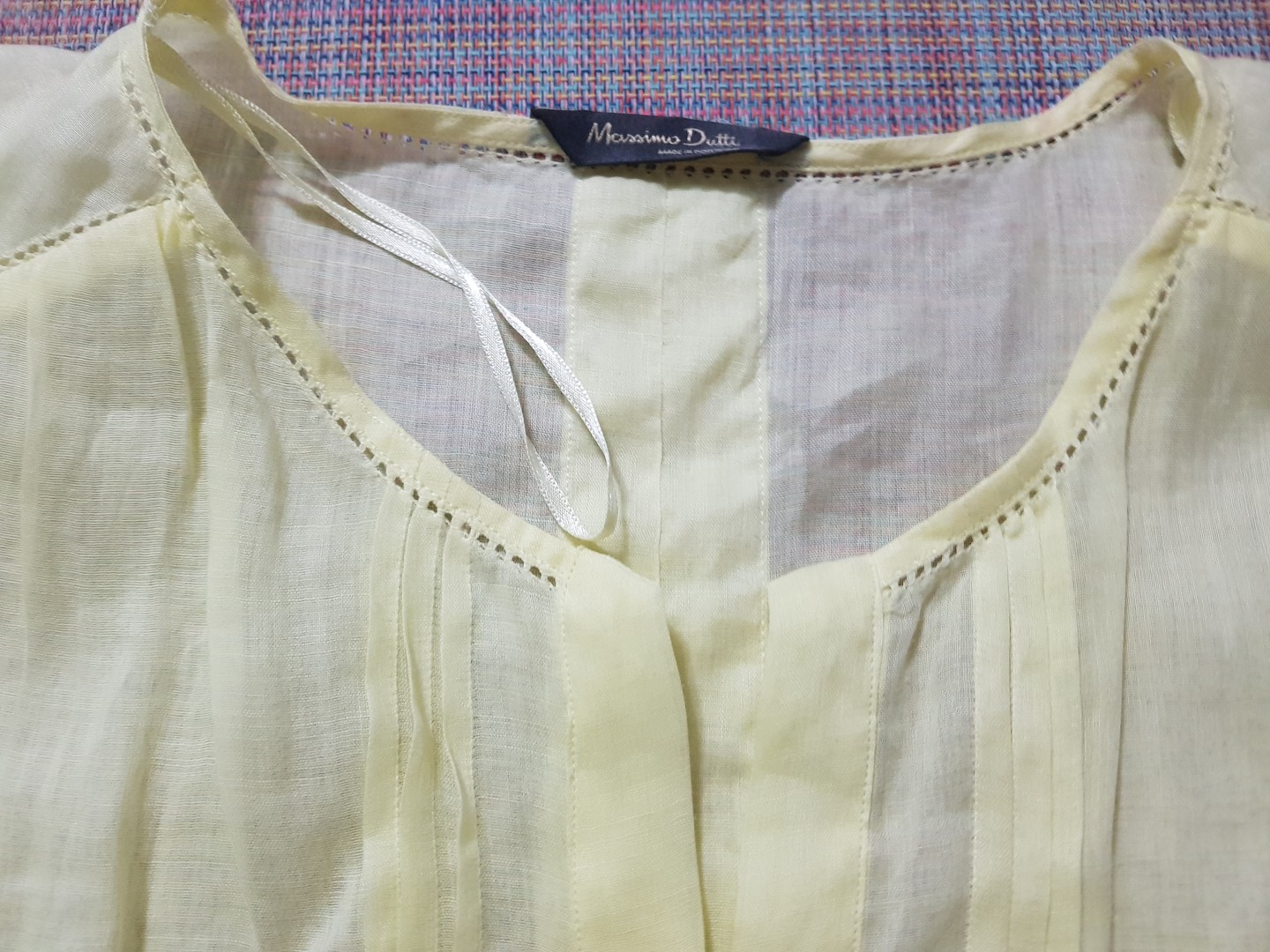 Delicada blusa sin mangas, color amarillo tierno, Massimo Dutti de España. 1