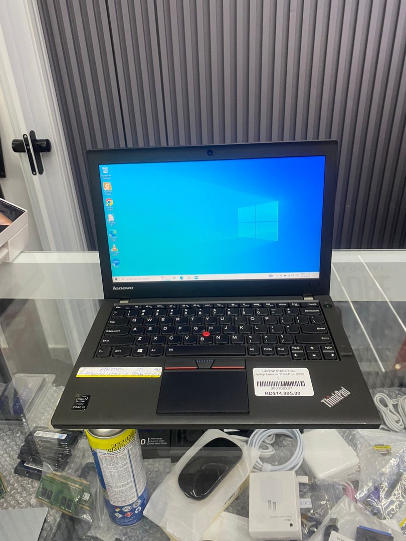 computadoras y laptops - Laptop Lenovo Thinkpad X250 12.5" i5 5ta Gen 8GB RAM 256GB SSD Windows 10
