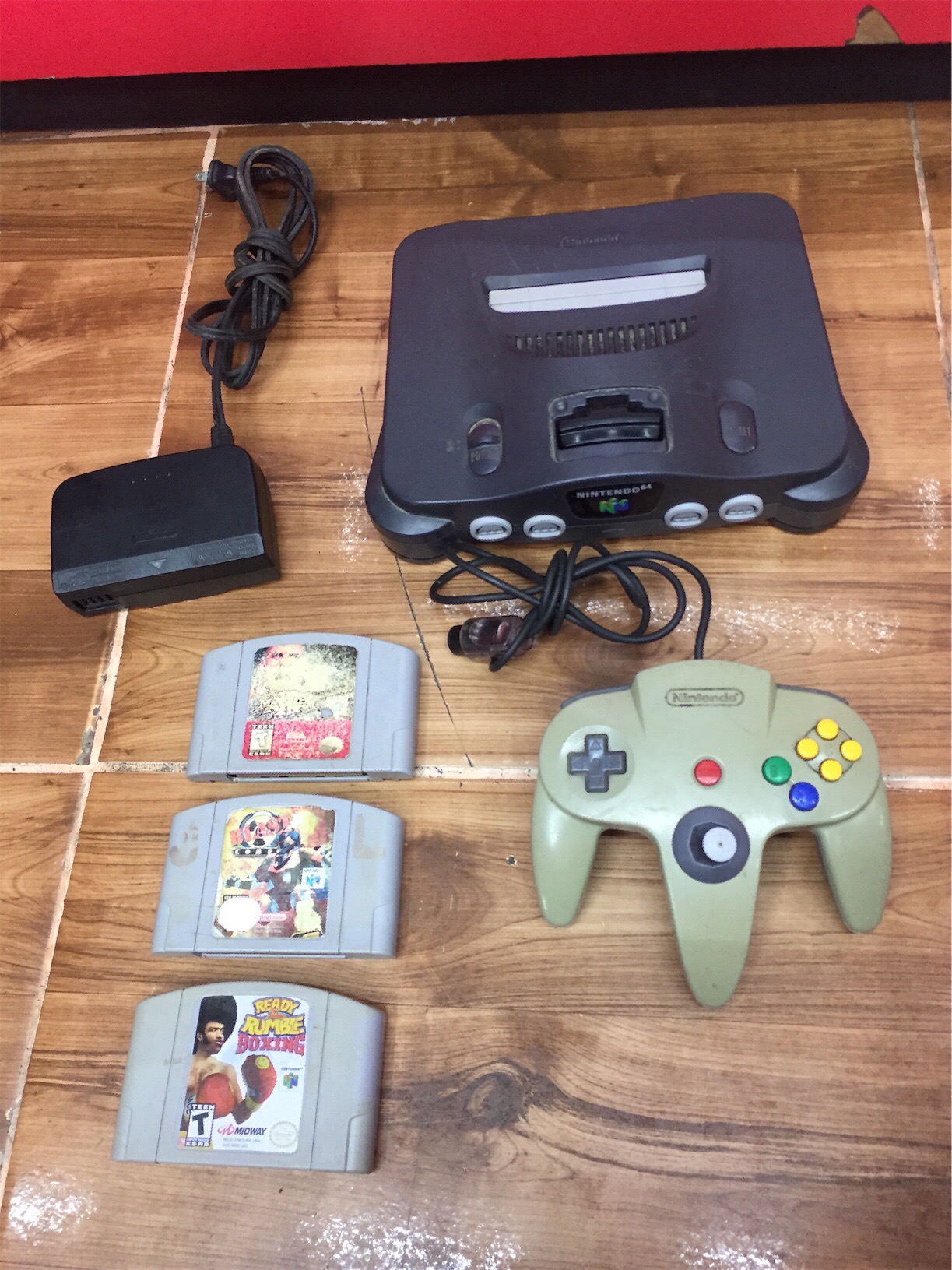 consolas y videojuegos - Nintendo 64 cómo está en la foto un control sus cables y 3 cintas