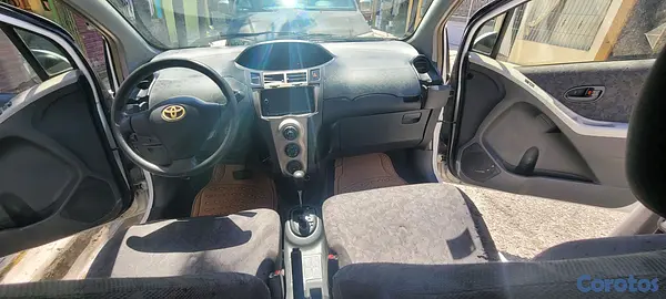 carros - Toyota Vitz 2010 12