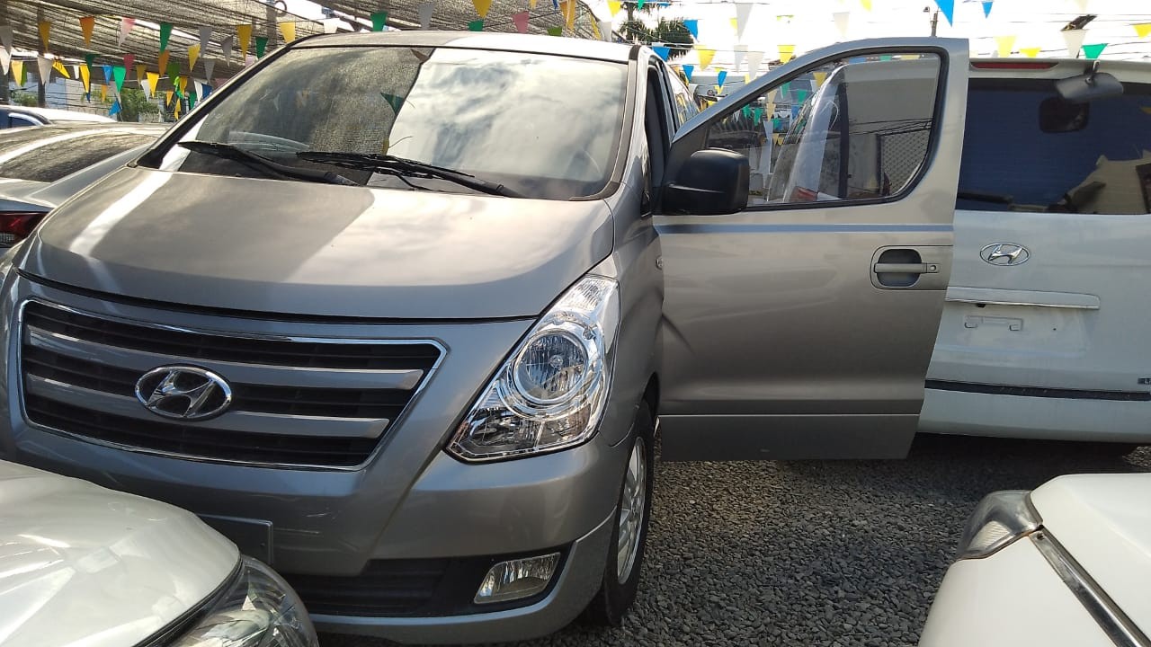 jeepetas y camionetas - HYUNDAI STAREX 2017 GRISDESDE: RD$1,295,100.00 3