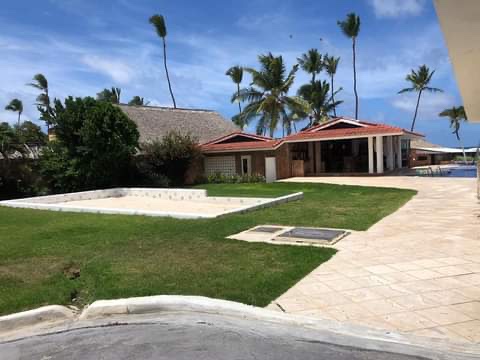 casas vacacionales y villas - Vendi hermosa villa en Bavaro punta cana 
5,700. Mt2. De solar 
 7