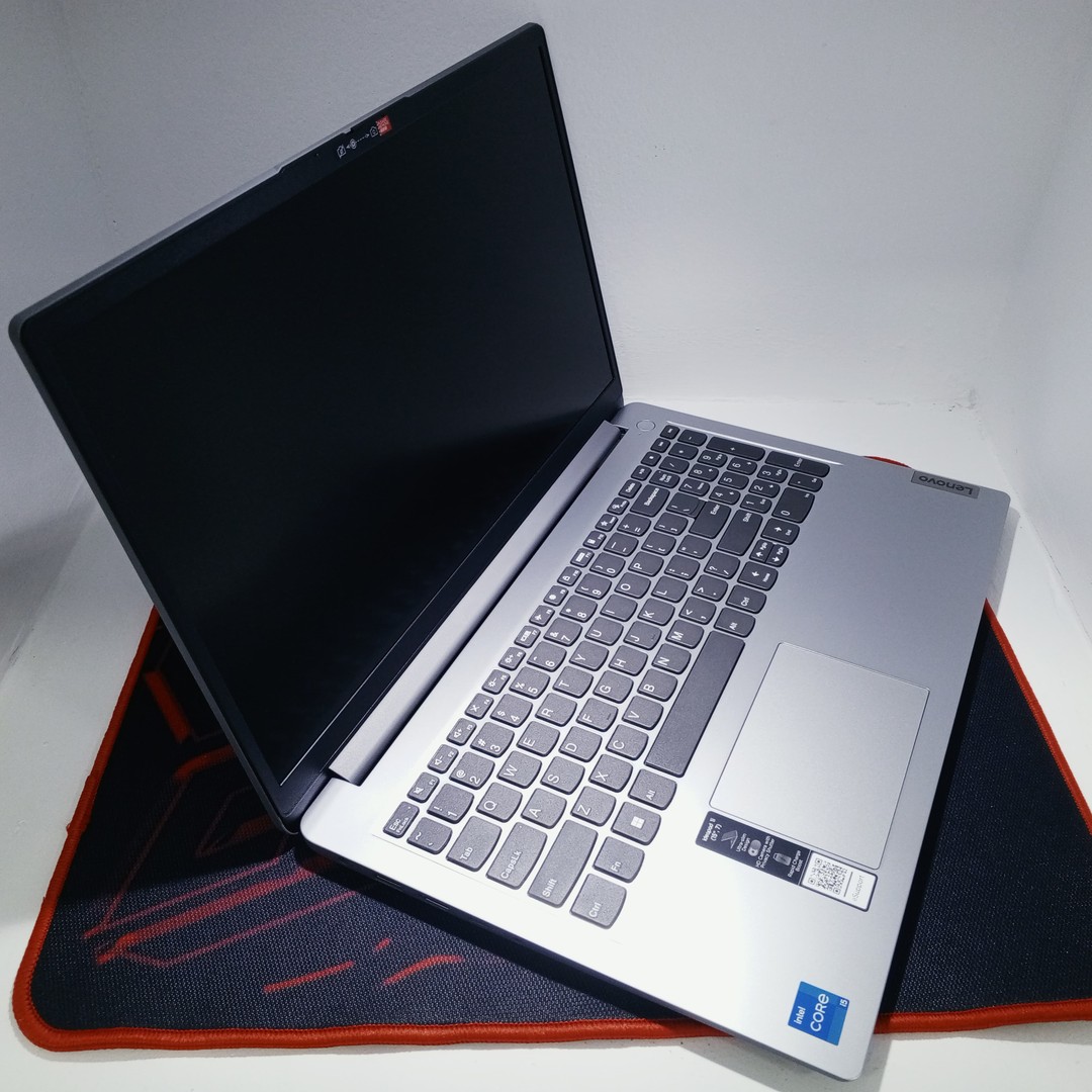 computadoras y laptops - Laptop Lenovo IdeaPad 1 15IAU7 82QD003VUS / Intel Core i5-1235U /8GB DDR4 / 256G