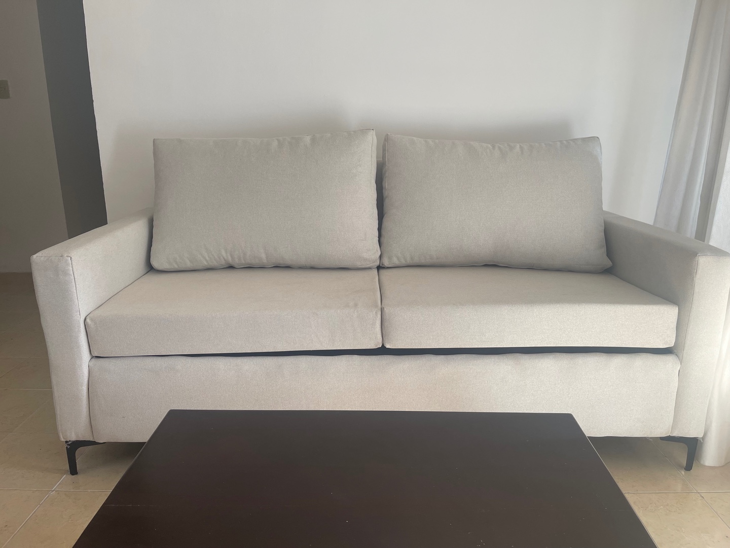 muebles y colchones - Juego de muebles recién tapizados color beige RD$30,000