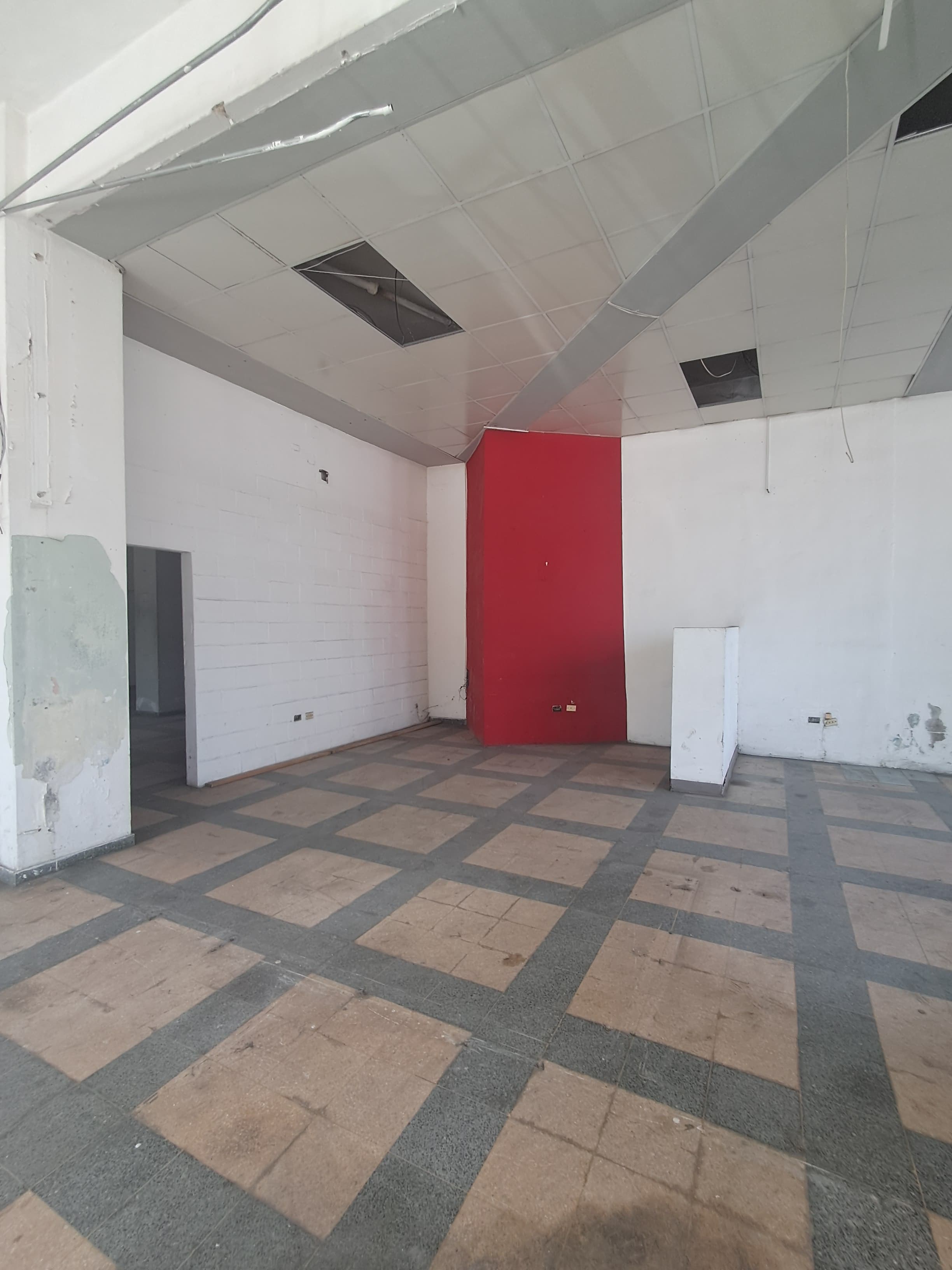oficinas y locales comerciales - Amplio local en calle transitada Gazcue ideal para Tienda o Showroom 