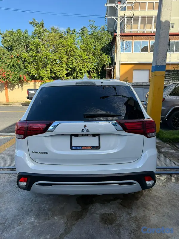 jeepetas y camionetas - Mitsubishi Outlander SE 2020 5