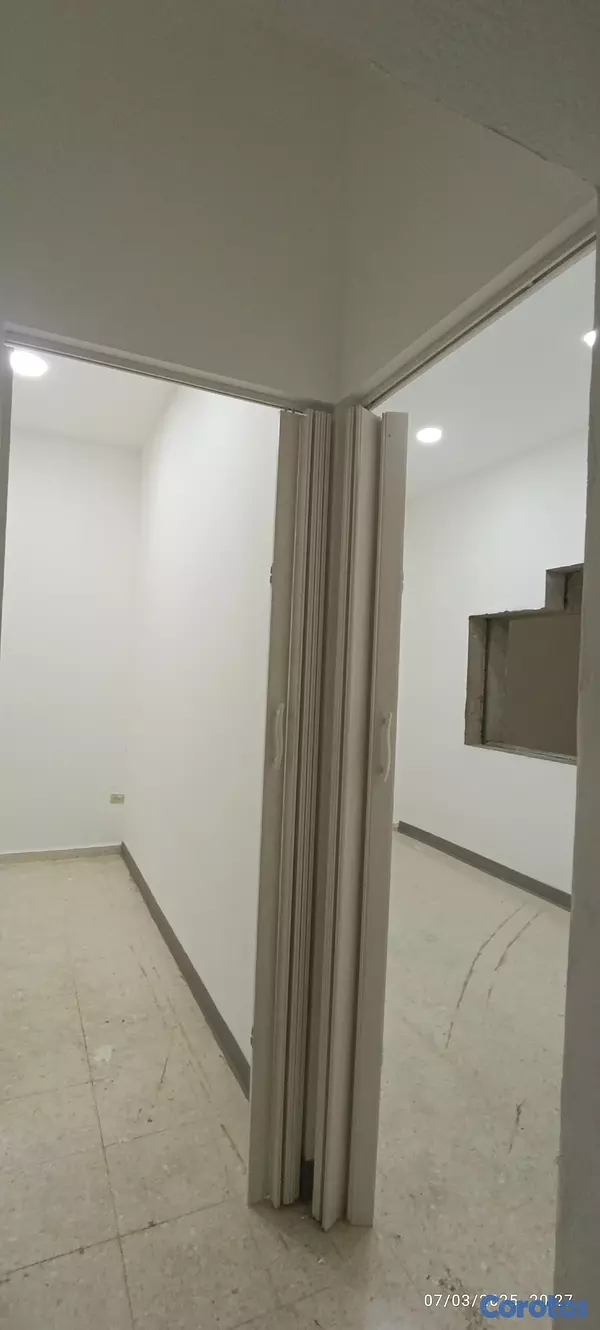 apartamentos - Plaza comercial excelente para Oficina o negocio, varios parqueos, 130 mts . 9