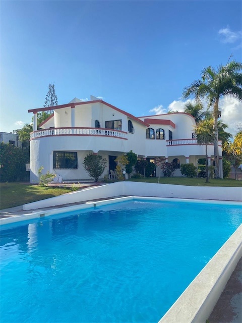 casas vacacionales y villas - Venta de Villa en el boulevard de Juan Dolio con piscina y 493mts de patio 0